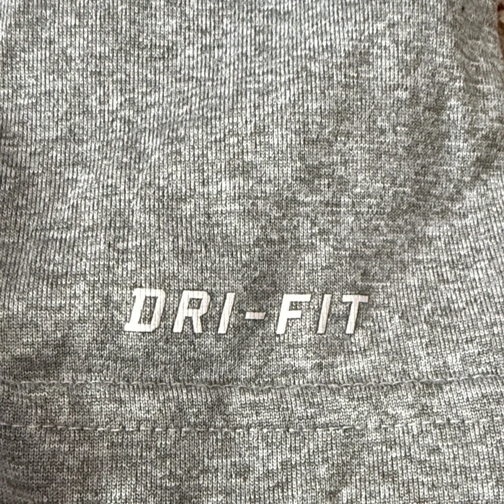Nike Kids Gray T-Shirt with Blue Knicks Logo - Picture 3 of 3